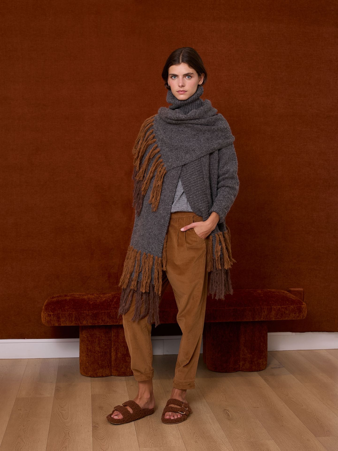 Poncho de flecos gris