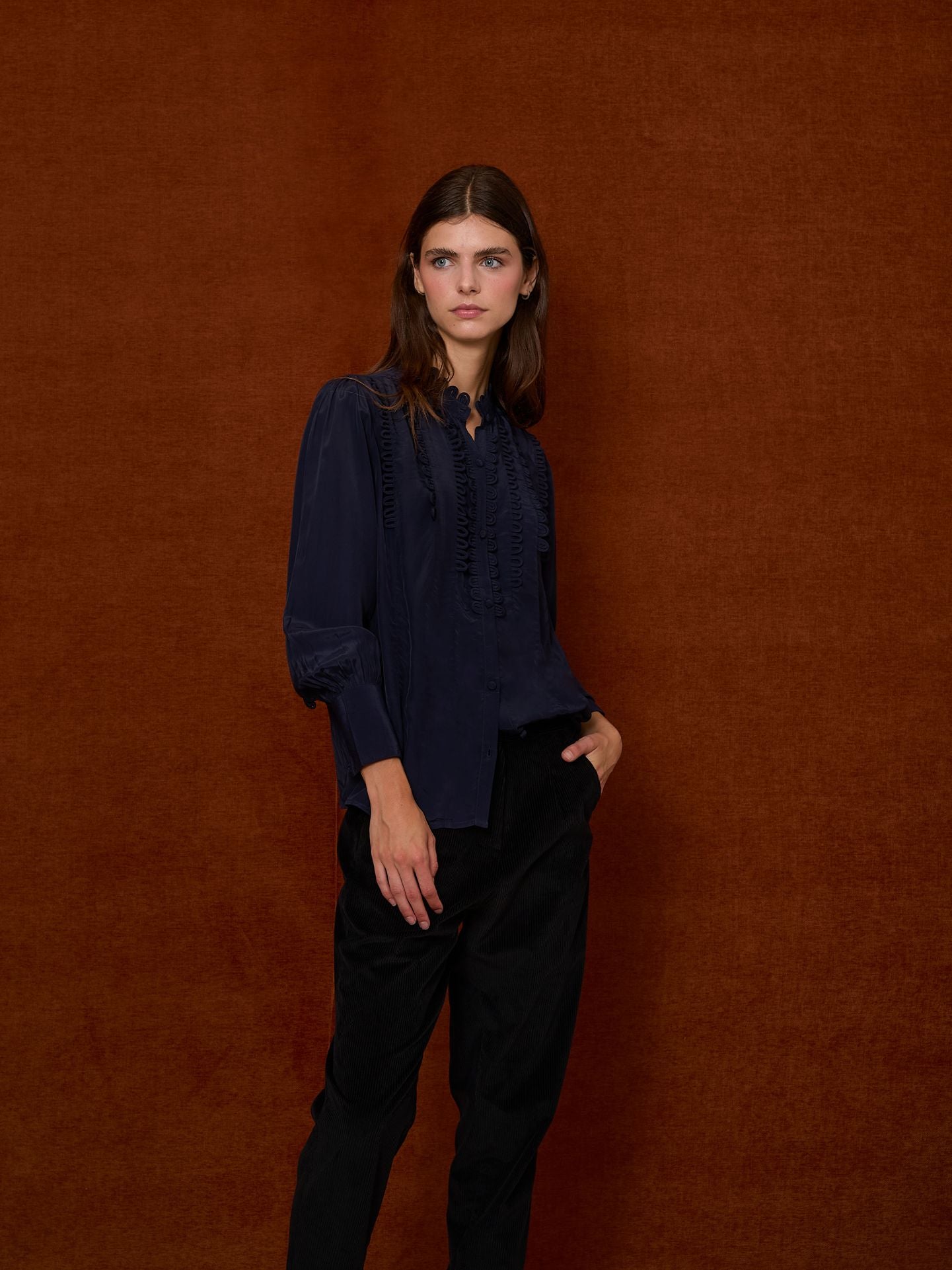 Camisa satinada con festones azul