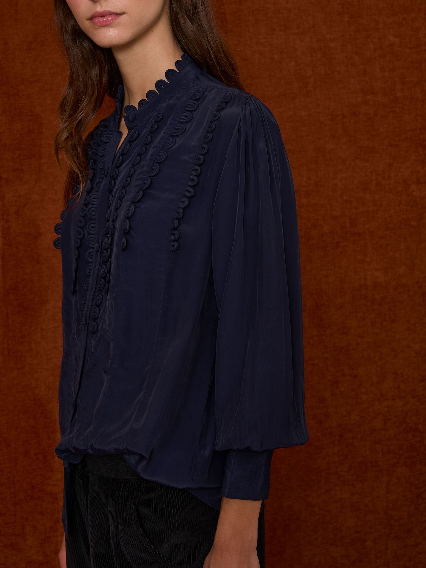 Camisa satinada con festones azul