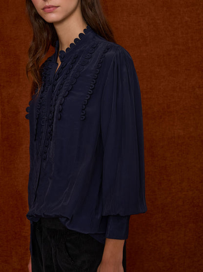 Camisa satinada con festones azul