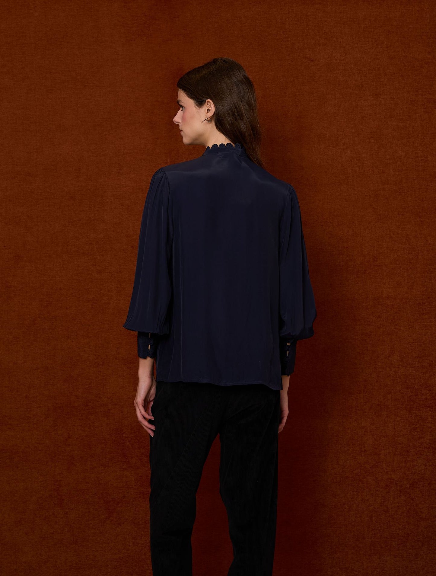 Camisa satinada con festones azul