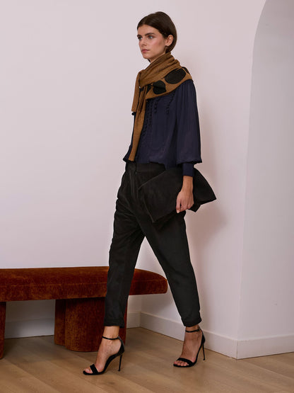 Camisa satinada con festones azul