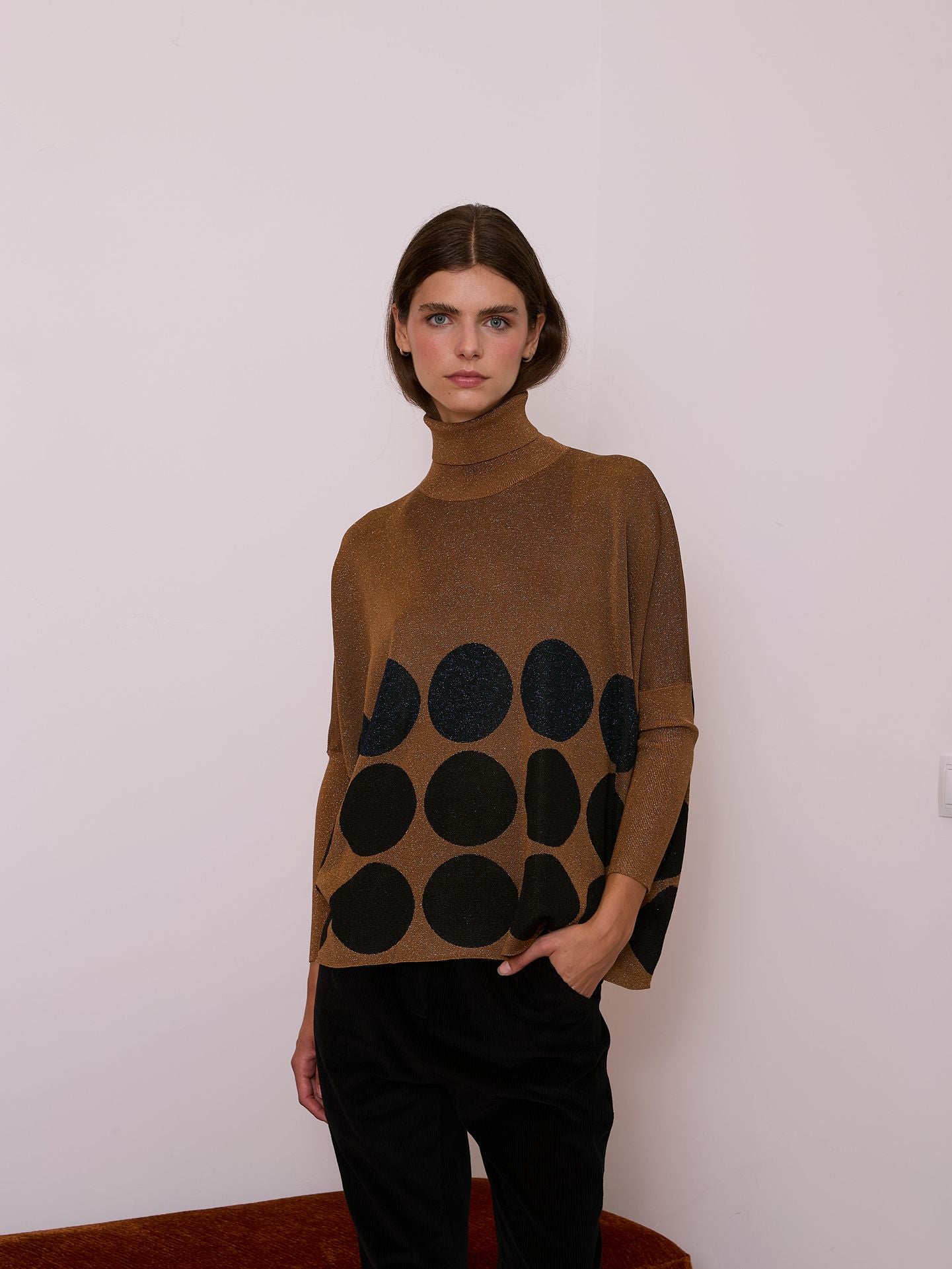 Jersey cuello alto con lunares azul marino y negro