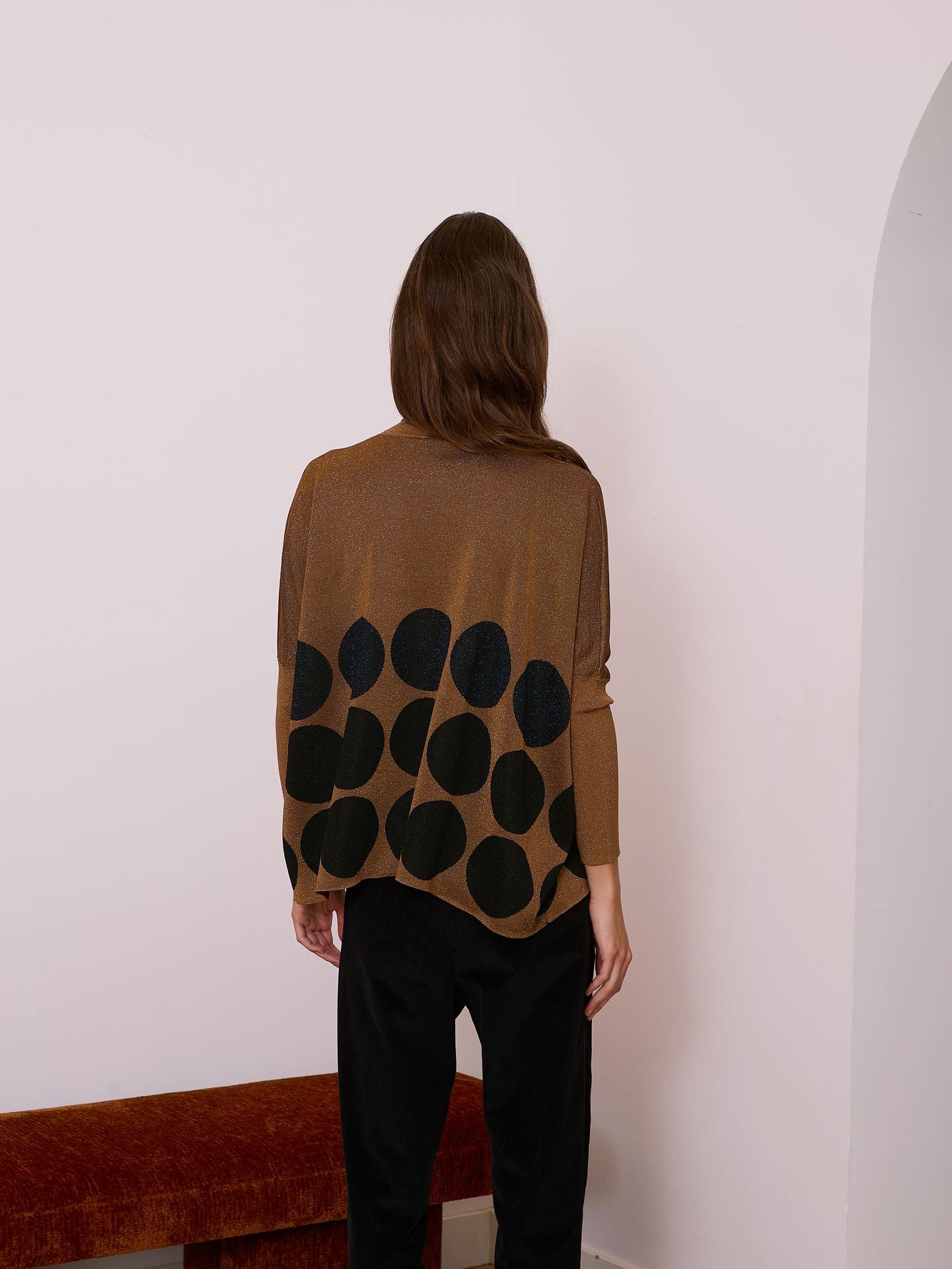 Jersey cuello alto con lunares azul marino y negro