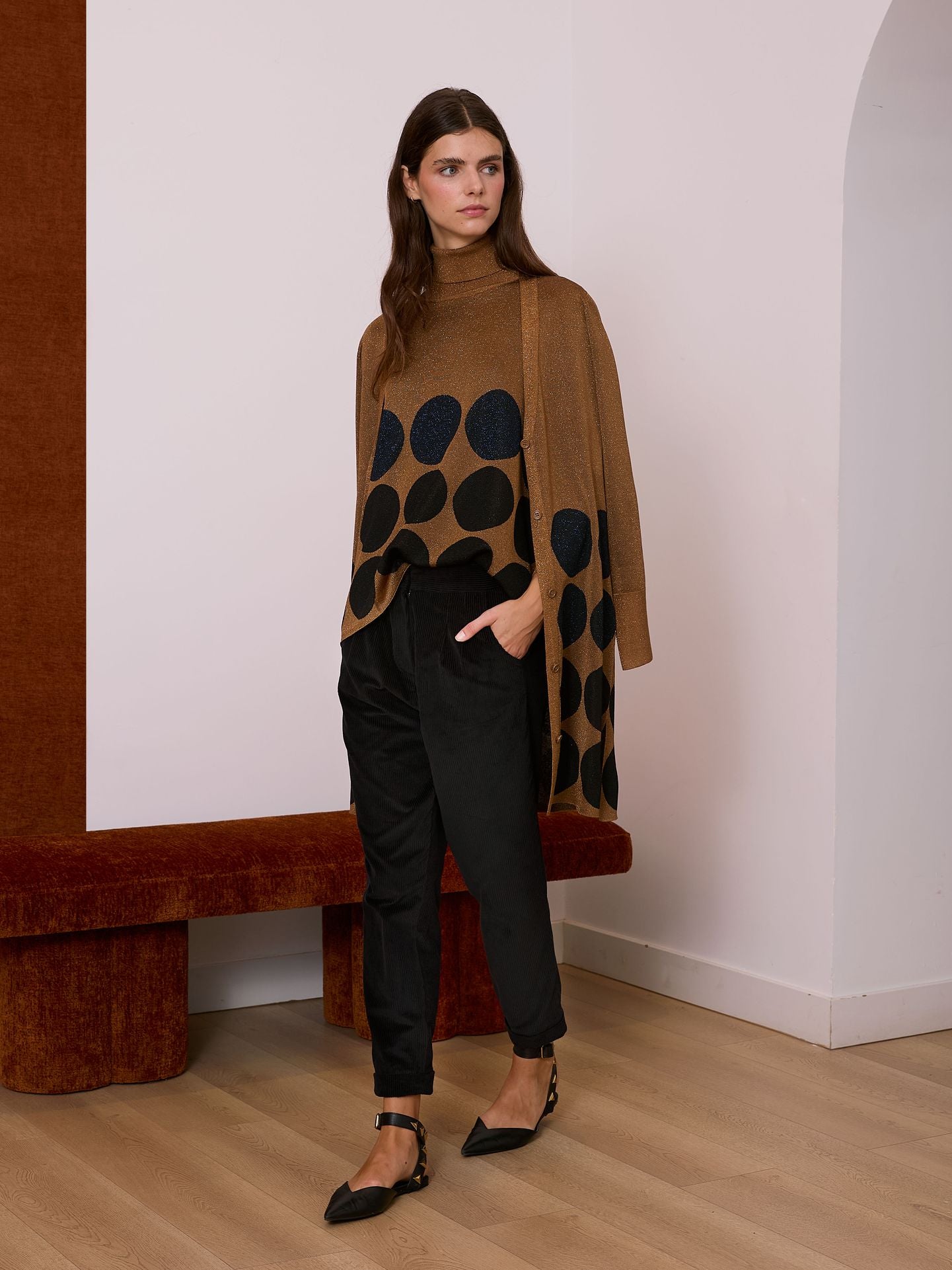 Jersey cuello alto con lunares azul marino y negro