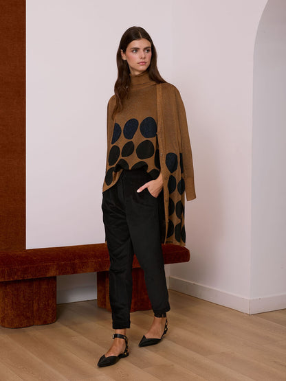 Jersey cuello alto con lunares azul marino y negro