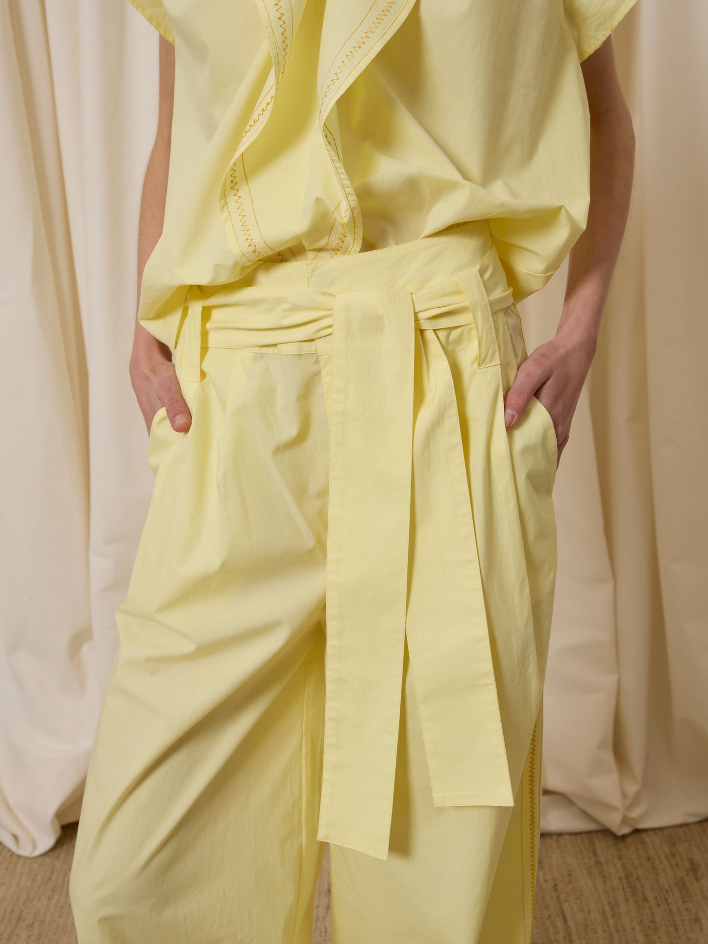 Pantalón de popelín amarillo