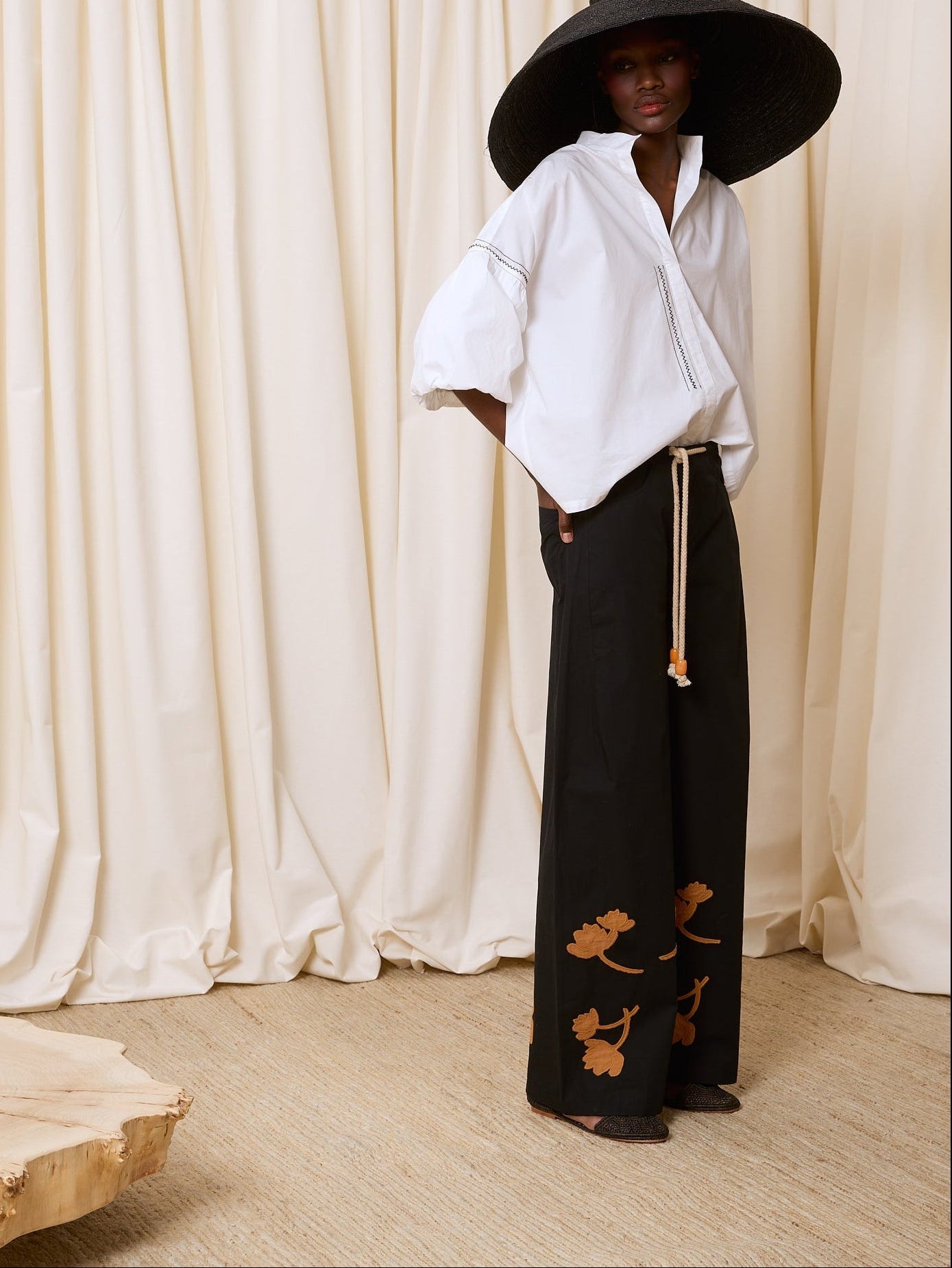 Pantalón negro con flores ocre
