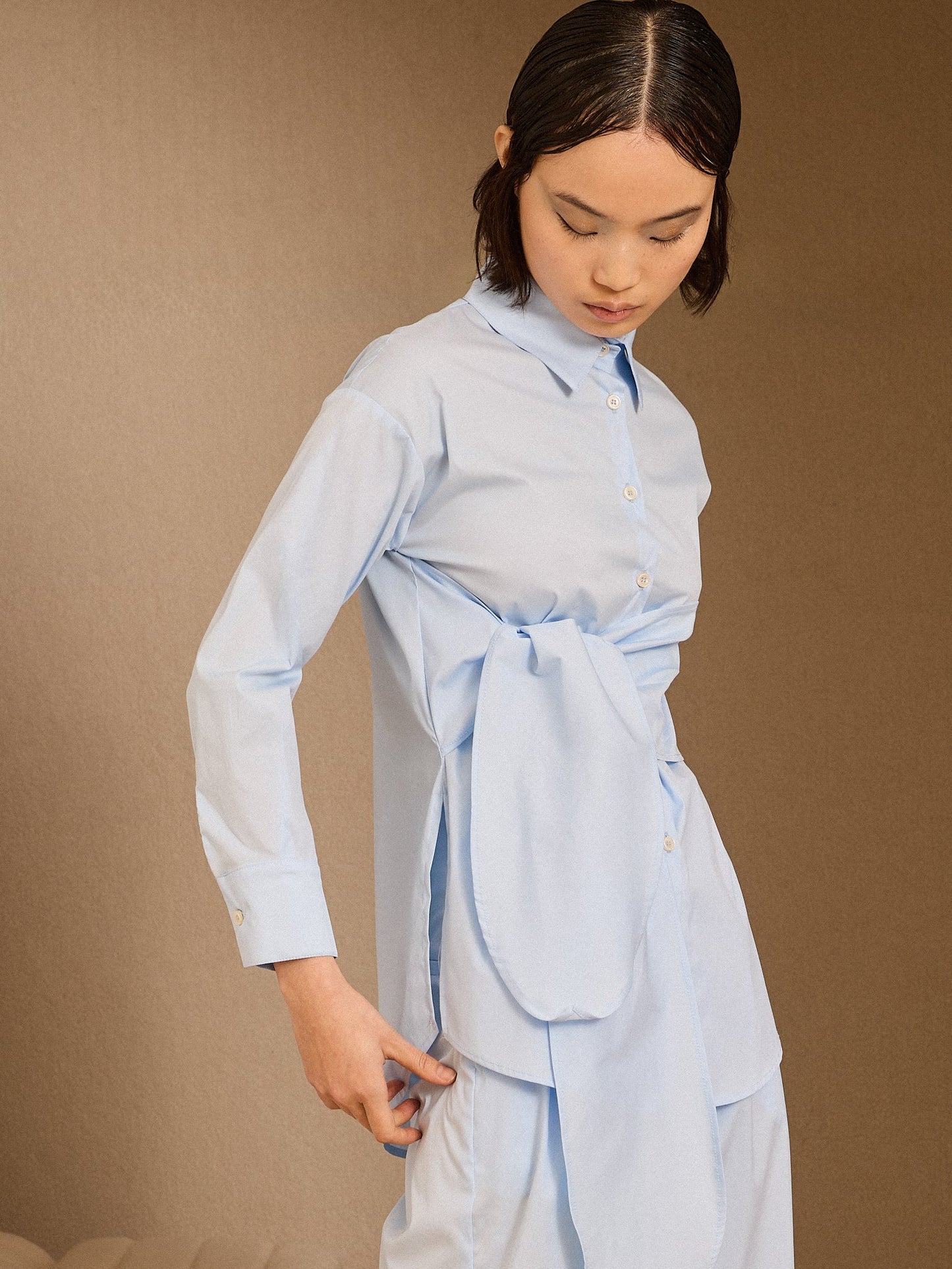 Camisa con lazada azul