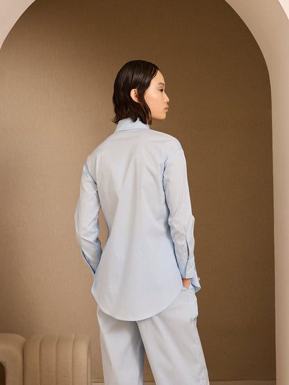 Camisa con lazada azul