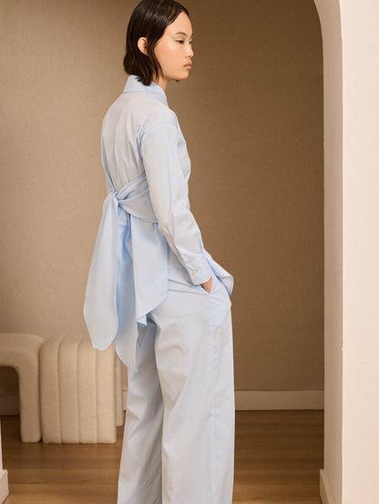 Camisa con lazada azul