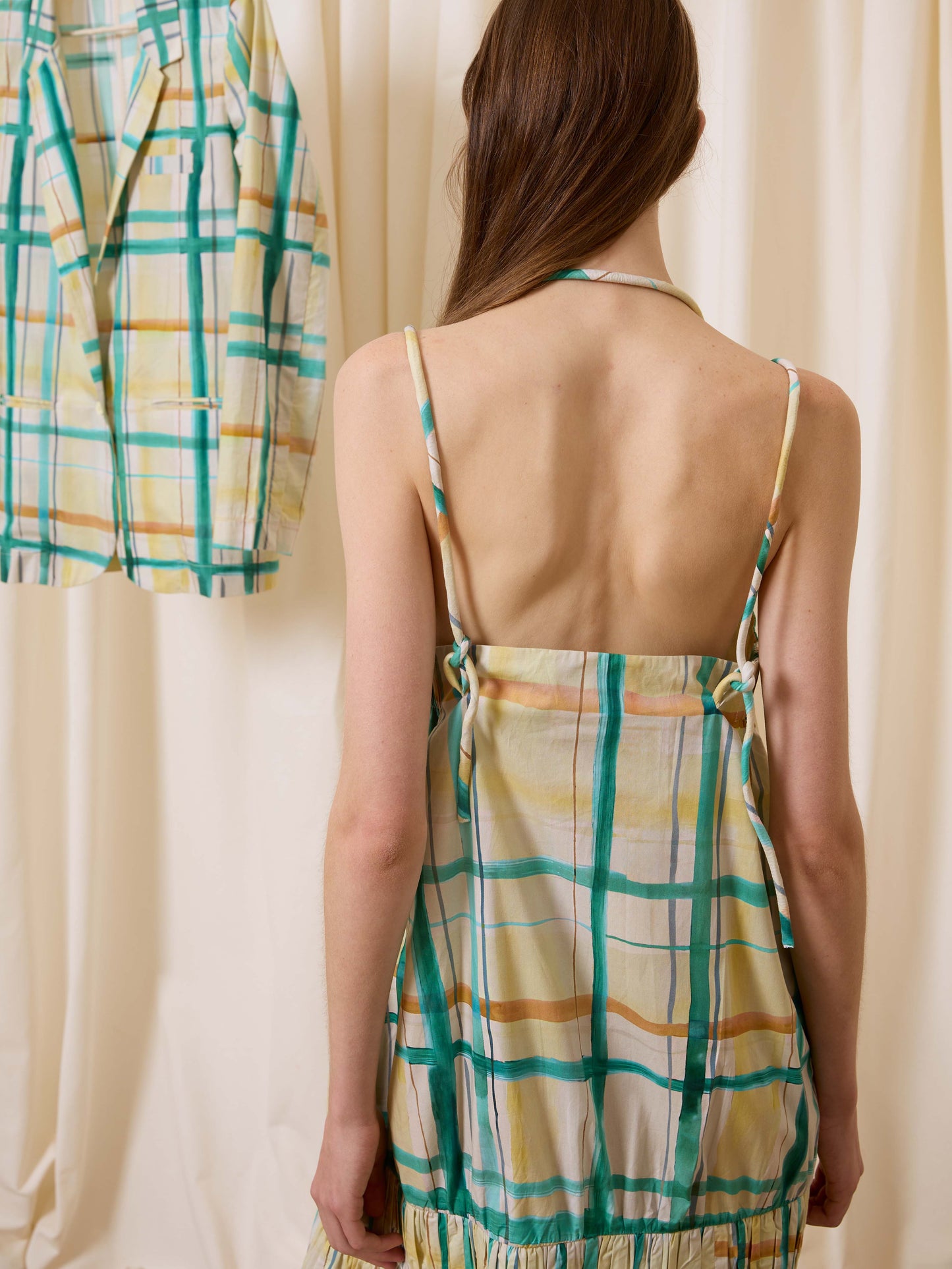 Vestido de tirantes de cuadros amarillo