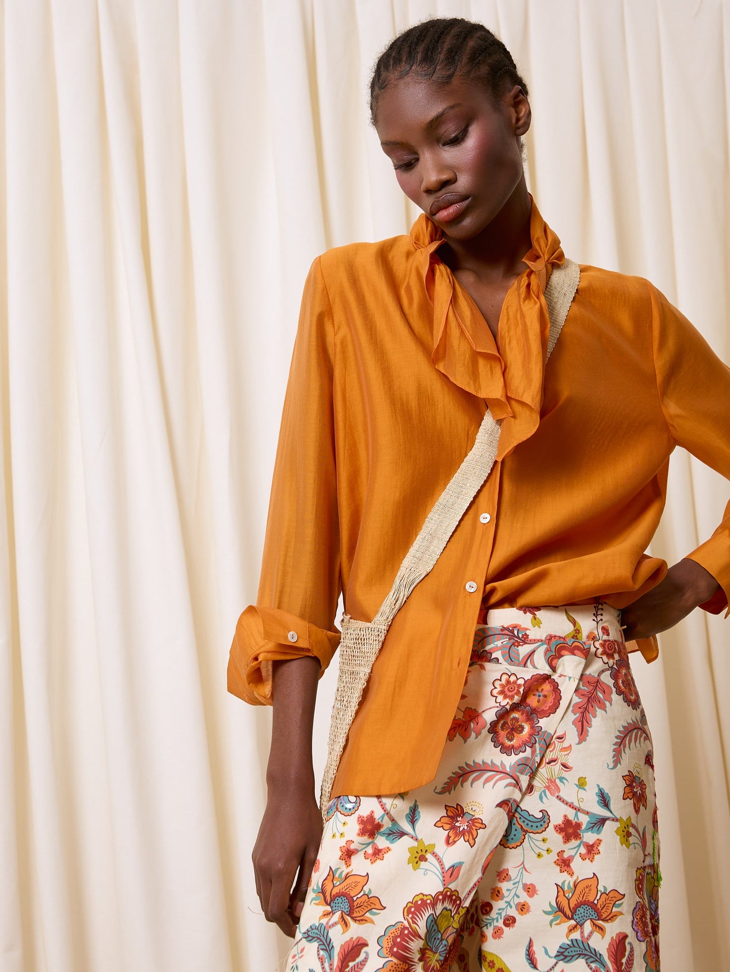 Blusa naranja con abertura trasera