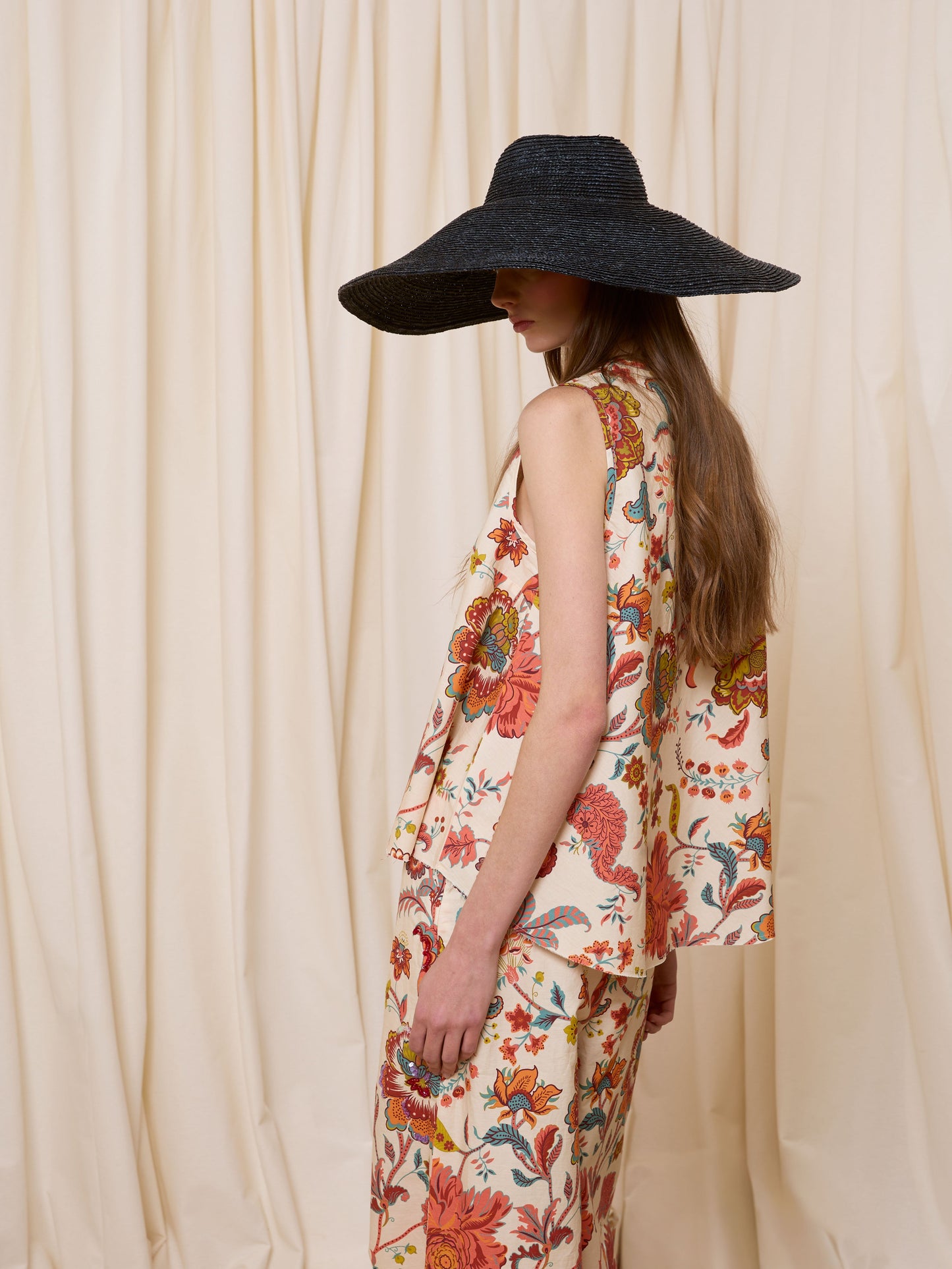 Top de flores con lentejuelas