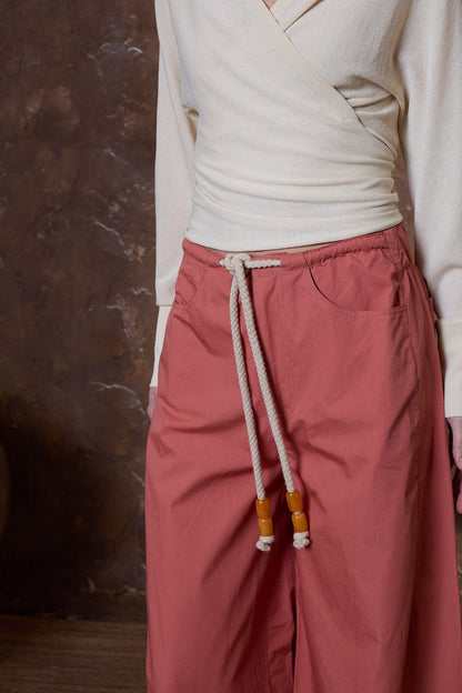 Pantalón negro con flores  en crudo