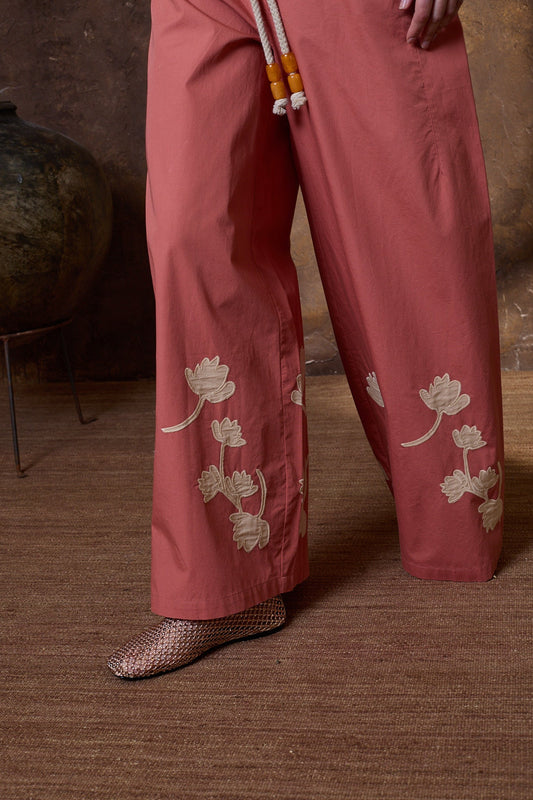 Pantalón negro con flores  en crudo
