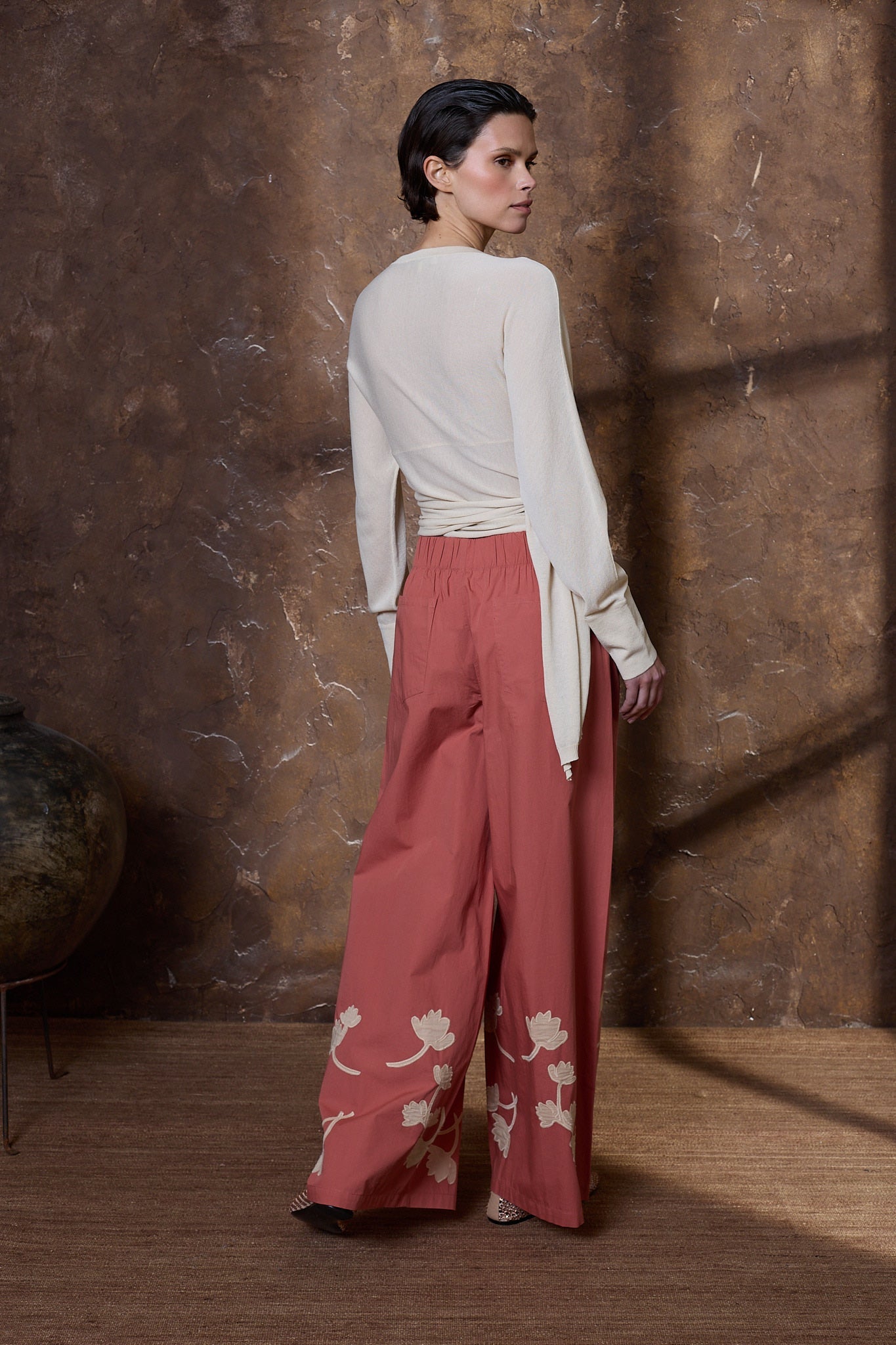 Pantalón negro con flores  en crudo