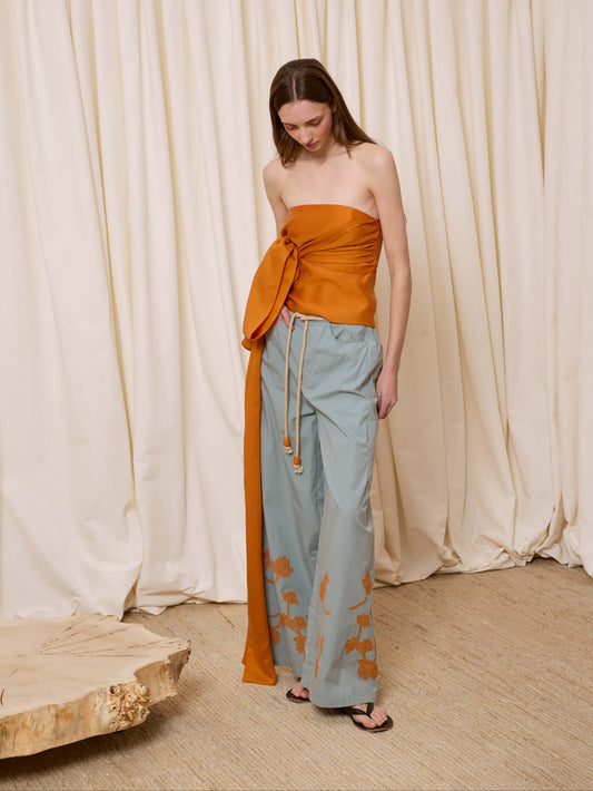 Pantalón azul con flores ocre