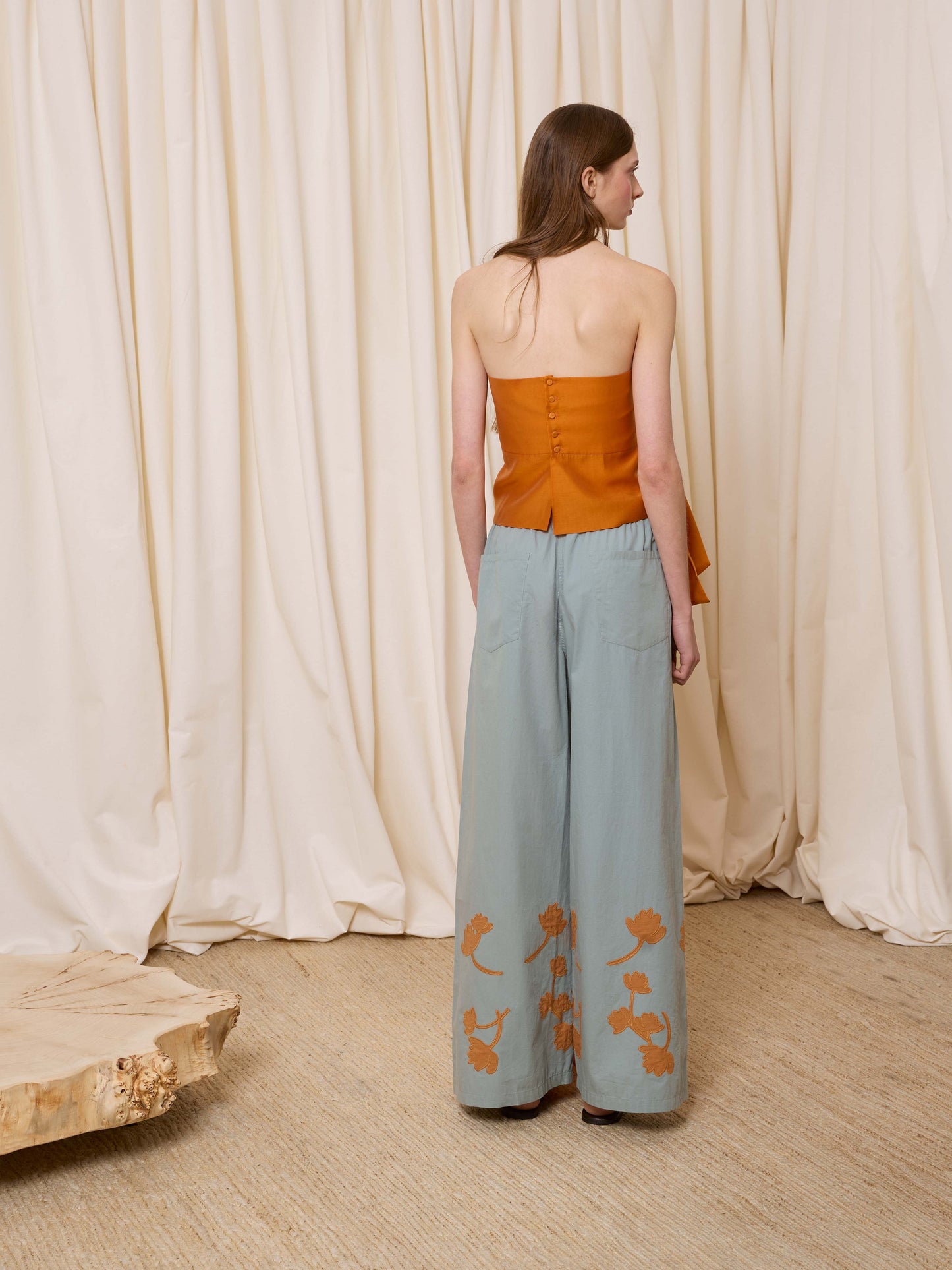 Pantalón azul con flores ocre