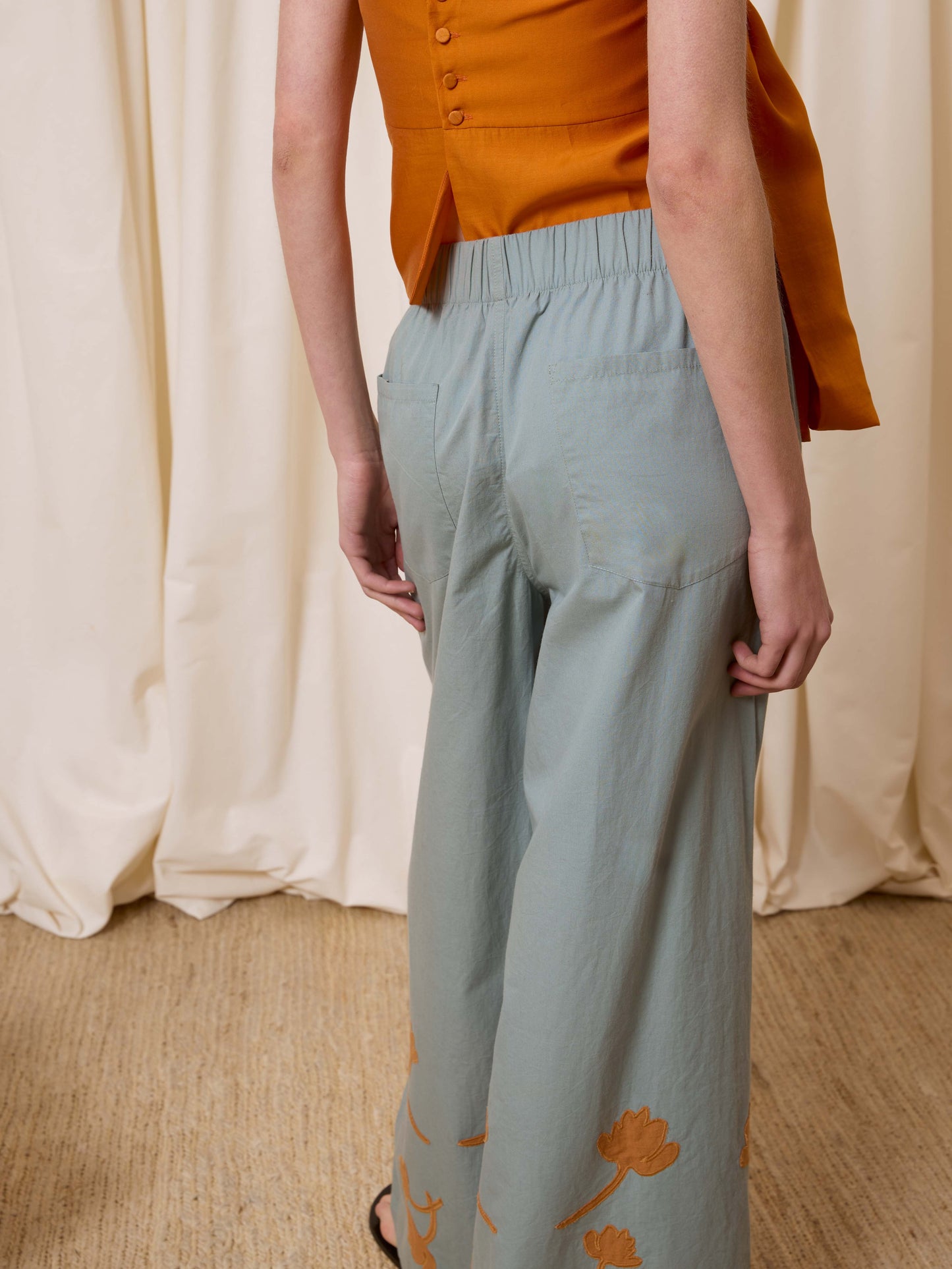 Pantalón azul con flores ocre
