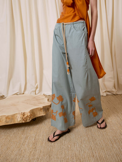 Pantalón azul con flores ocre