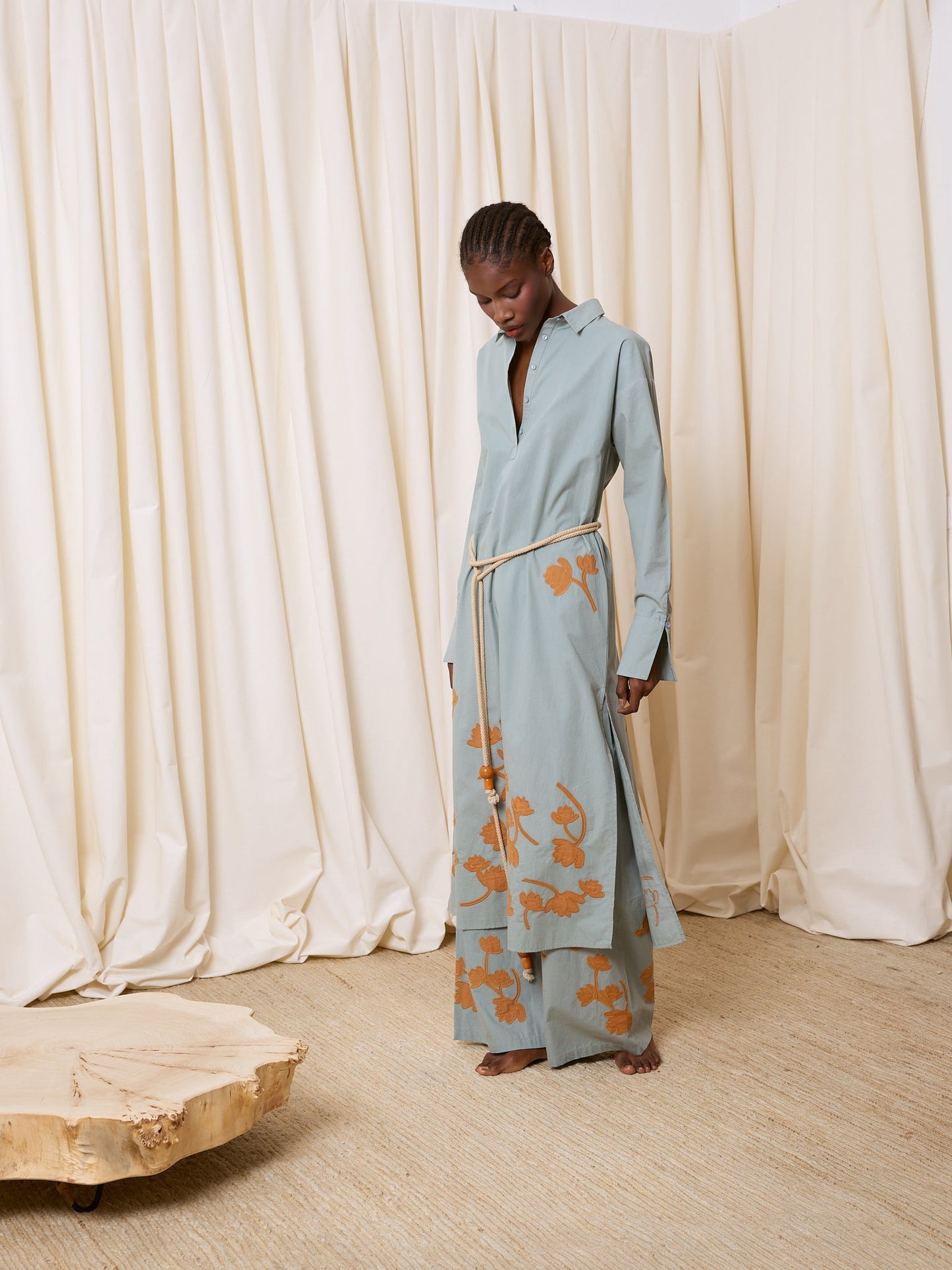 Pantalón azul con flores ocre