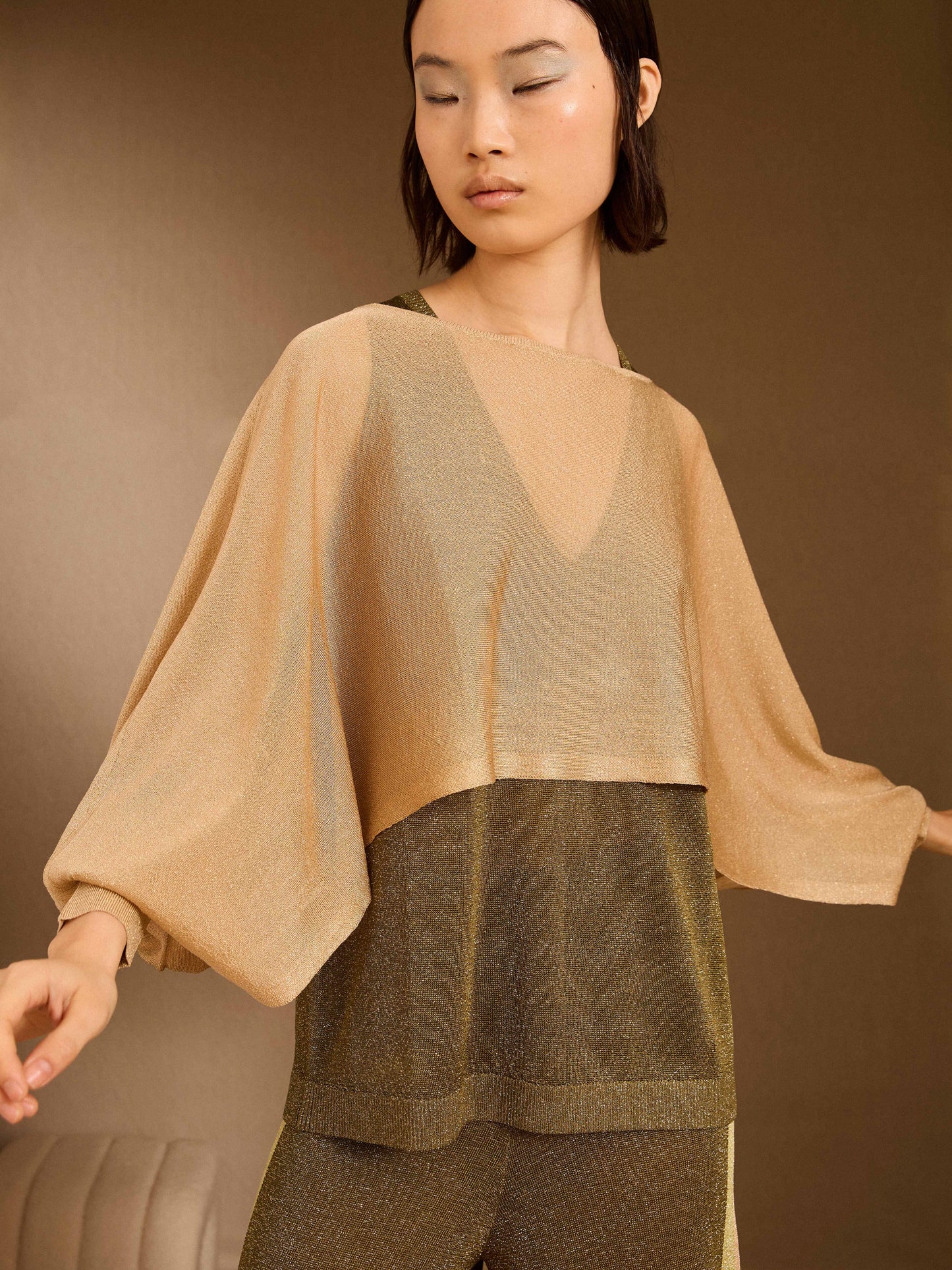 Poncho de lurex dorado