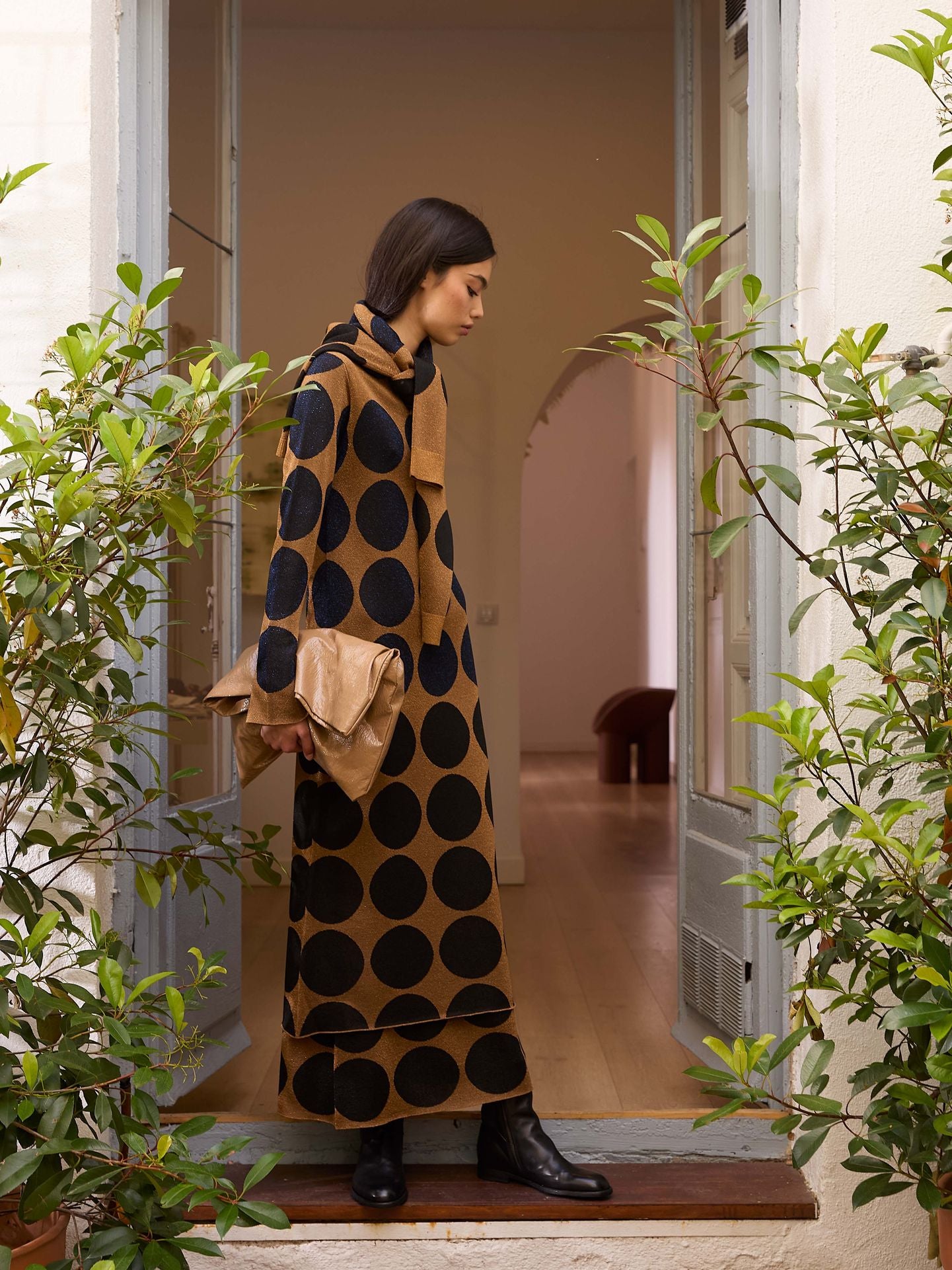 Vestido midi con lunares azul marino y negro