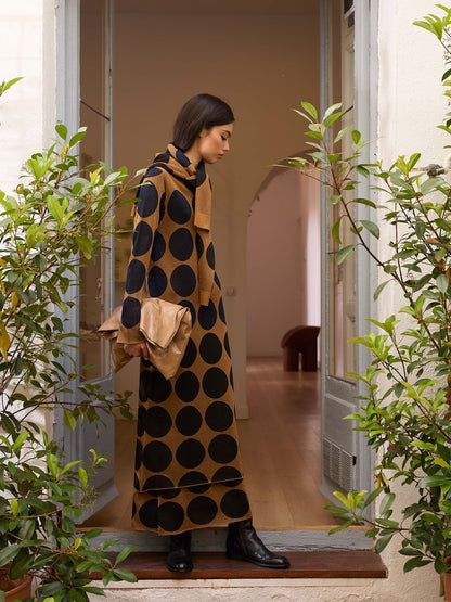 Vestido midi con lunares azul marino y negro