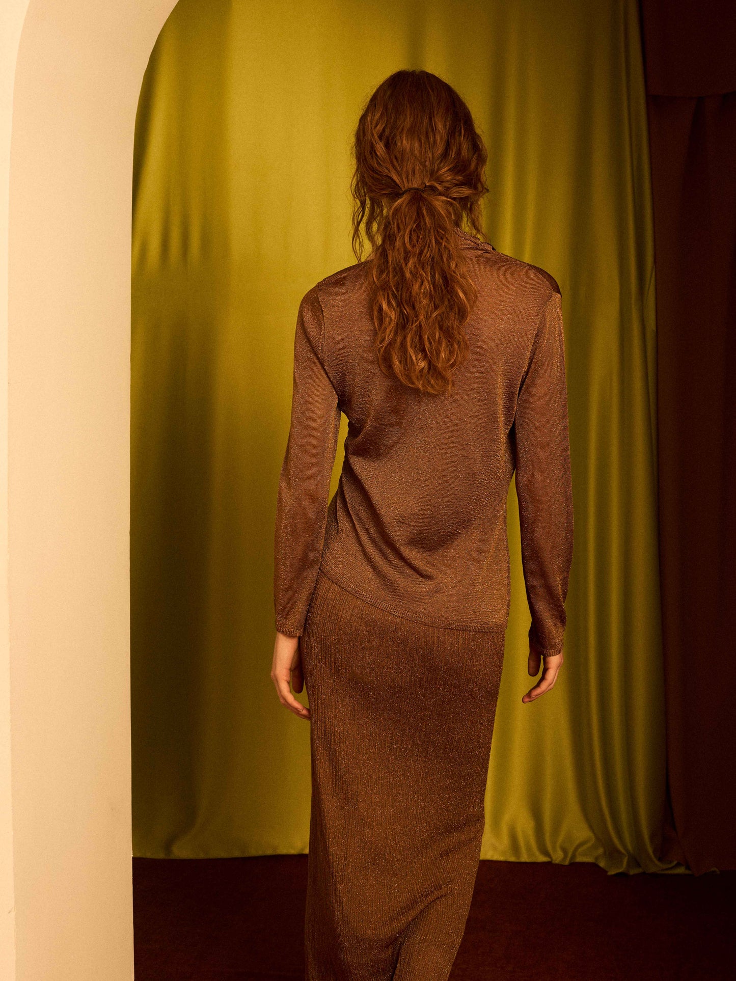 Jersey cuello asimétrico color cobre