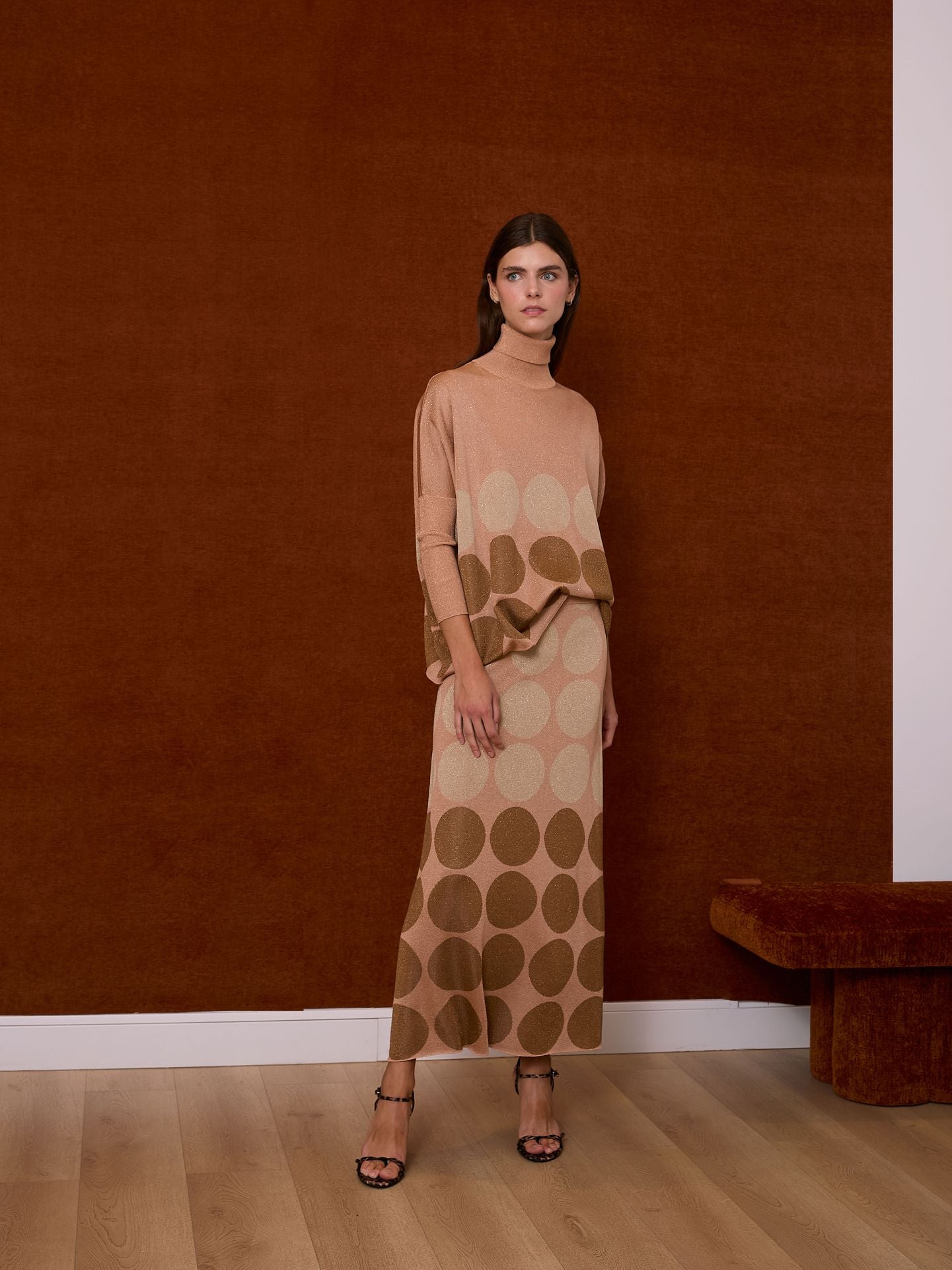 Jersey cuello alto rosa con lunares