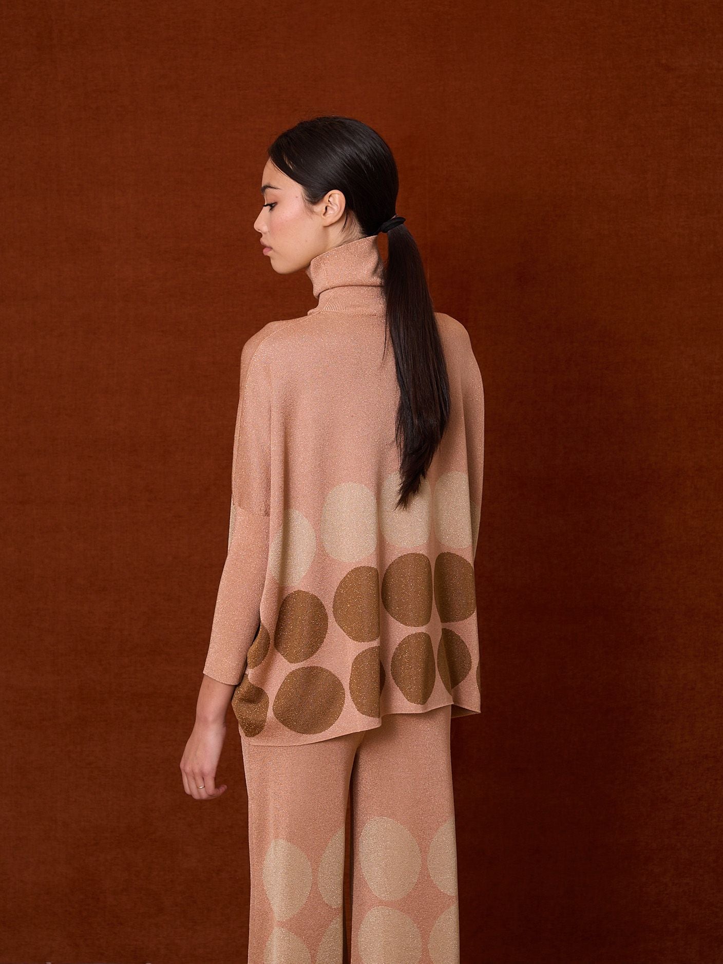 Jersey cuello alto rosa con lunares