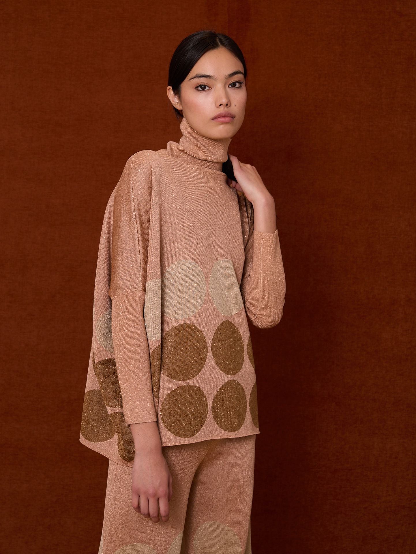 Jersey cuello alto rosa con lunares