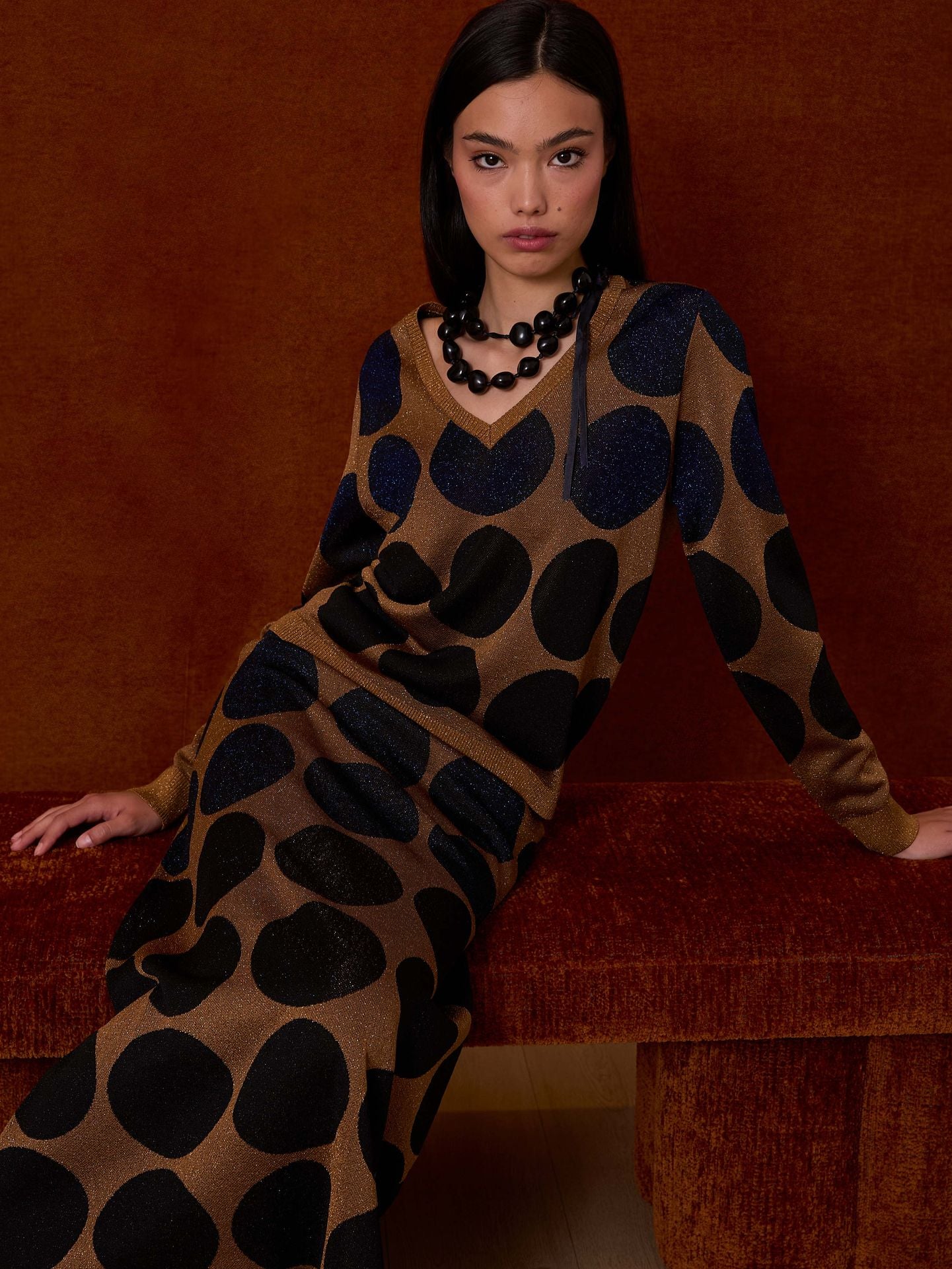 Jersey de pico color cobre con lunares azul y negro