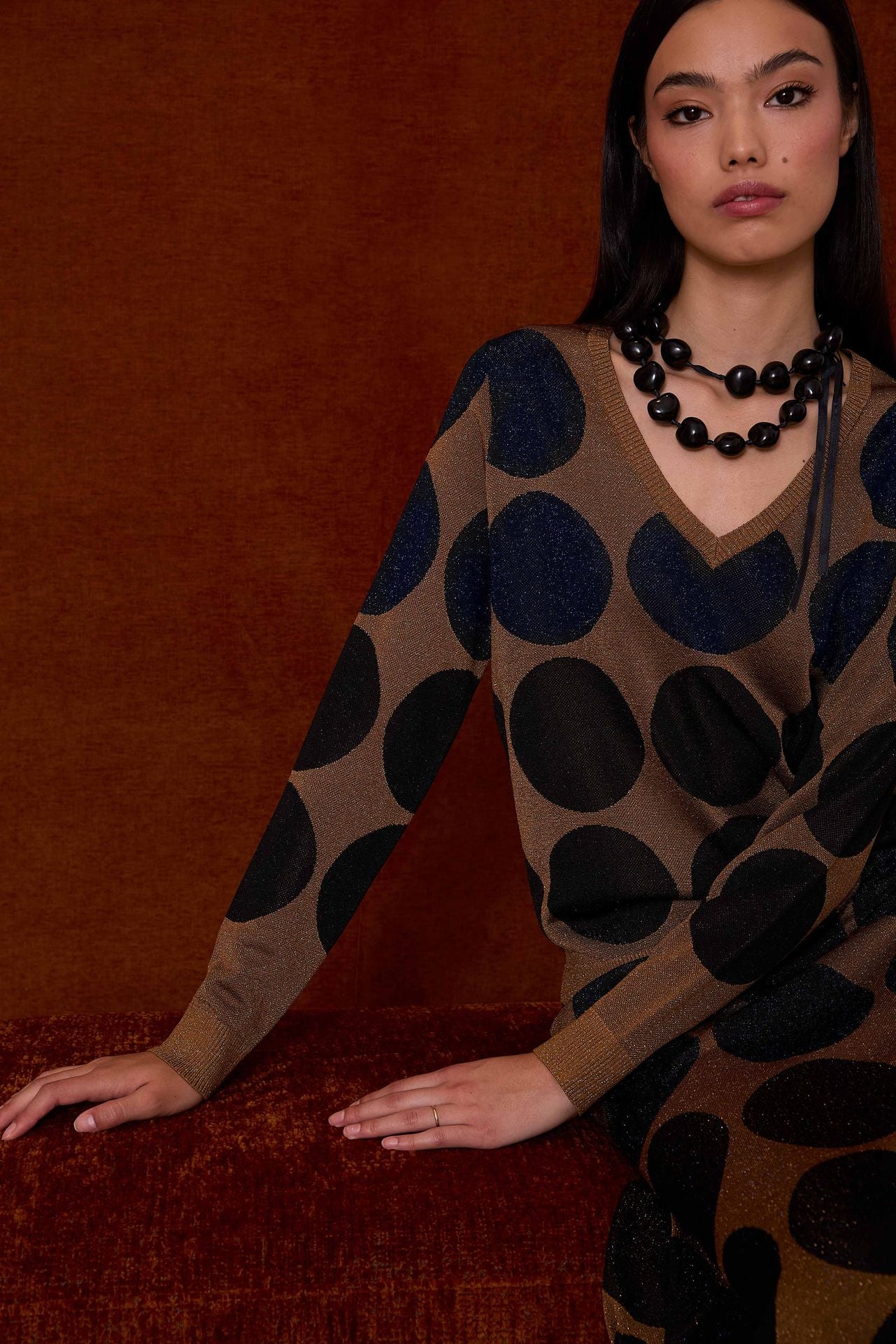 Jersey de pico color cobre con lunares azul y negro