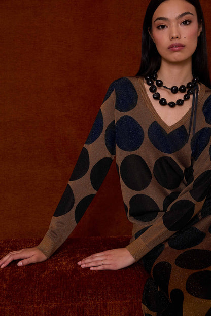 Jersey de pico color cobre con lunares azul y negro