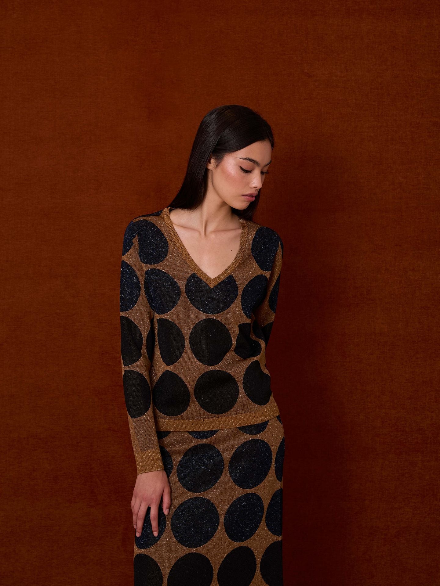 Jersey de pico color cobre con lunares azul y negro