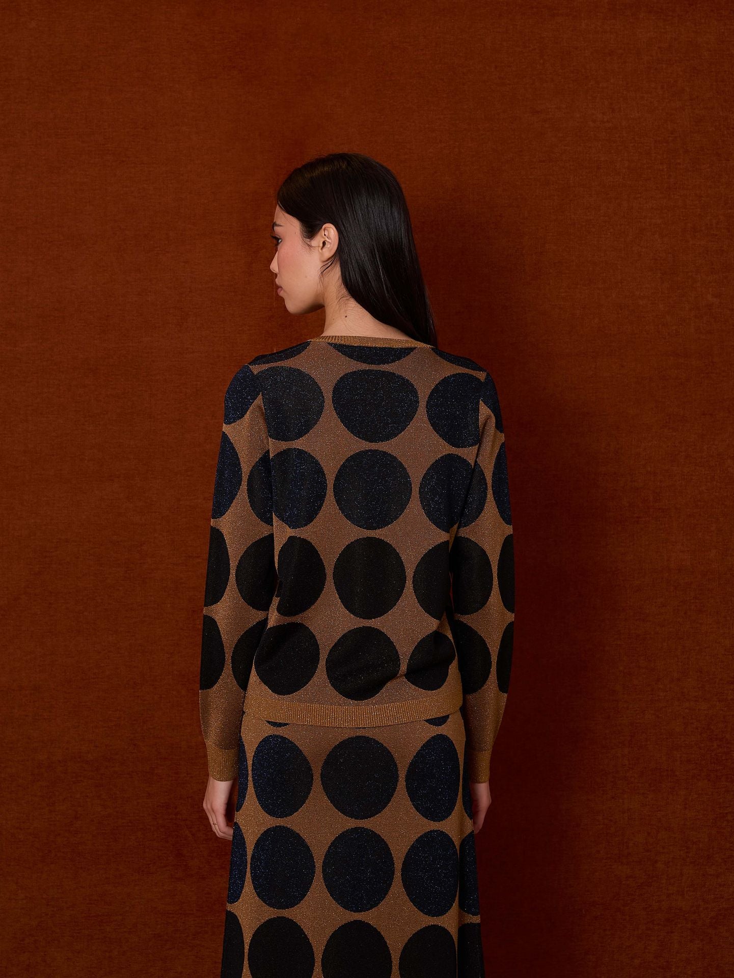 Jersey de pico color cobre con lunares azul y negro