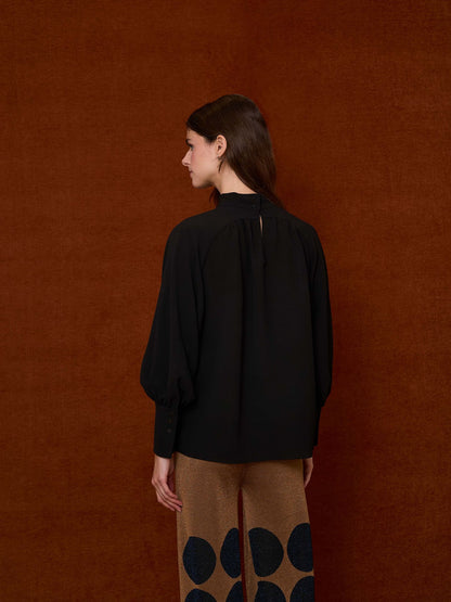Blusa cuello cerrado negro