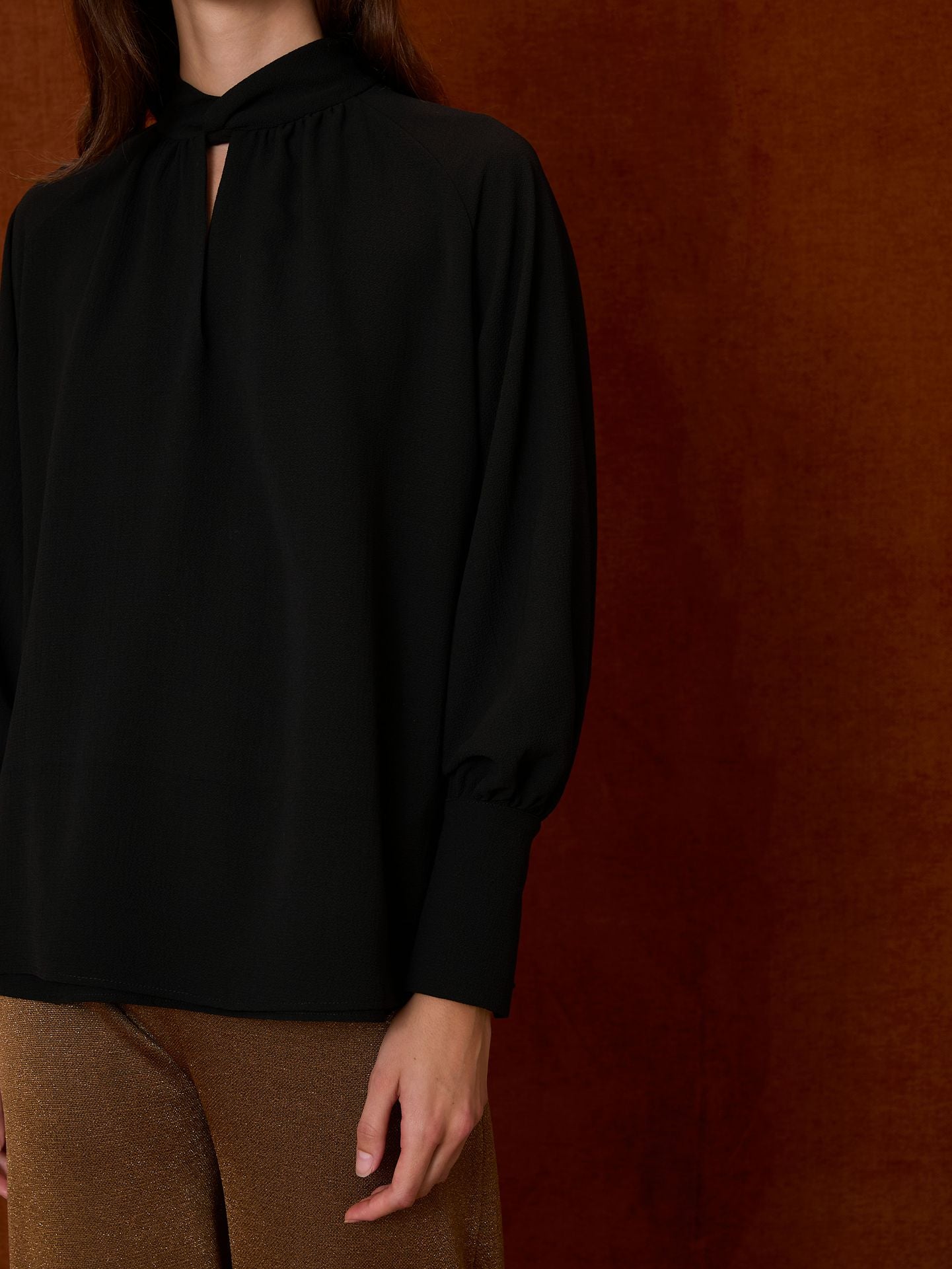 Blusa cuello cerrado negro