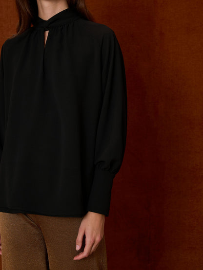 Blusa cuello cerrado negro