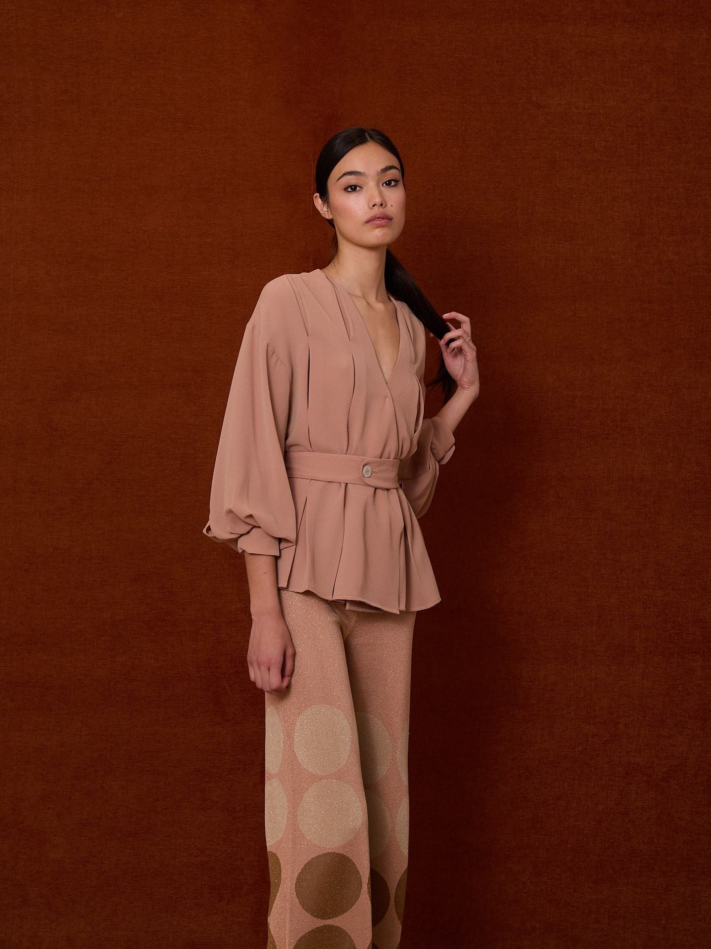 Blusa escote pico y pliegues maquillaje