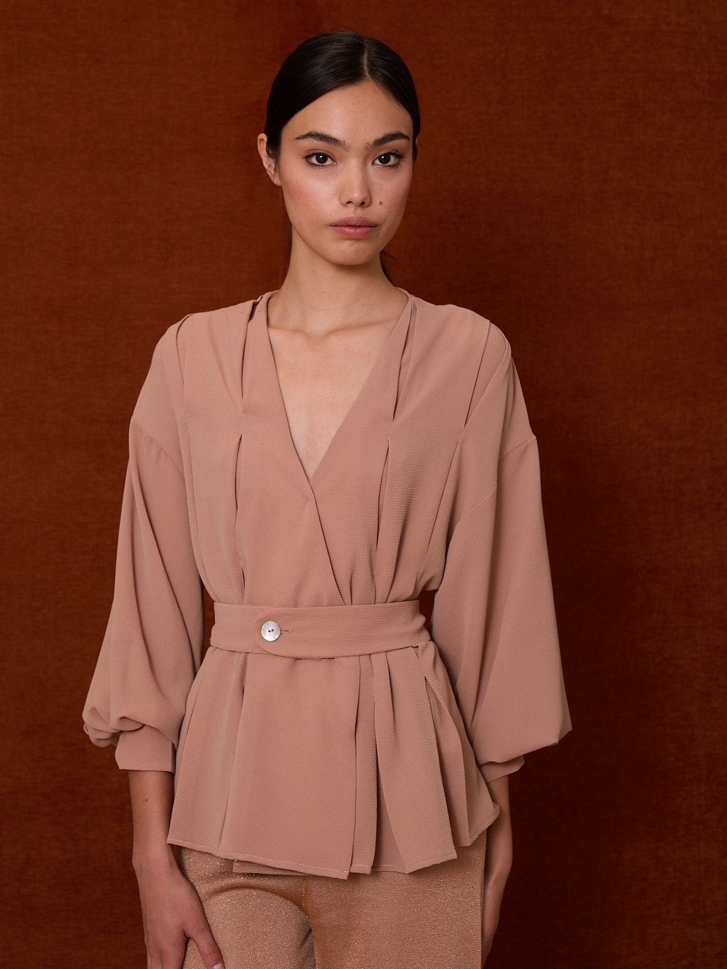 Blusa escote pico y pliegues maquillaje