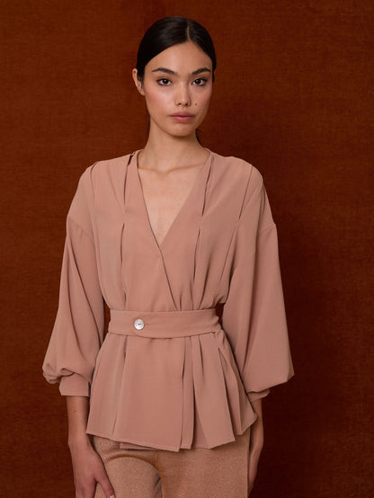 Blusa escote pico y pliegues maquillaje