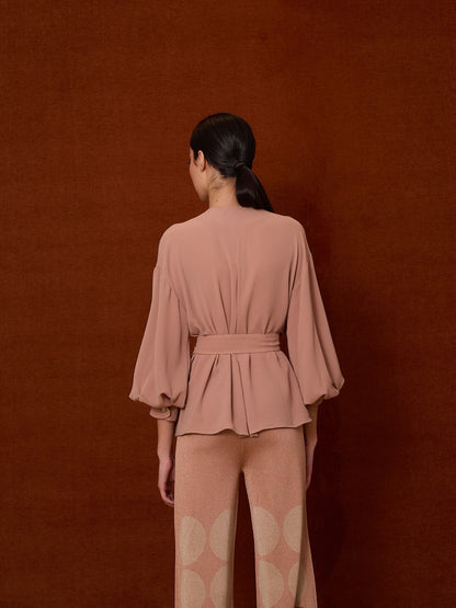 Blusa escote pico y pliegues maquillaje