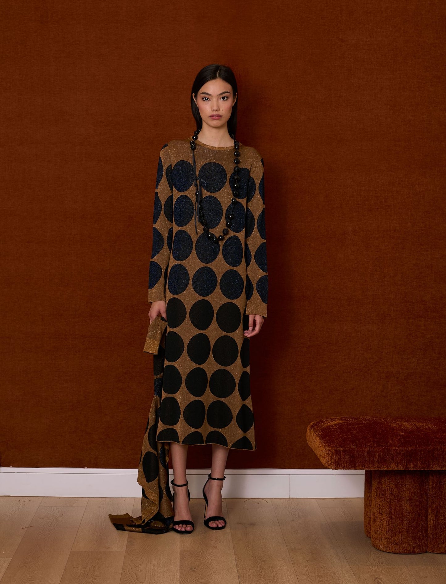 Vestido midi con lunares azul marino y negro