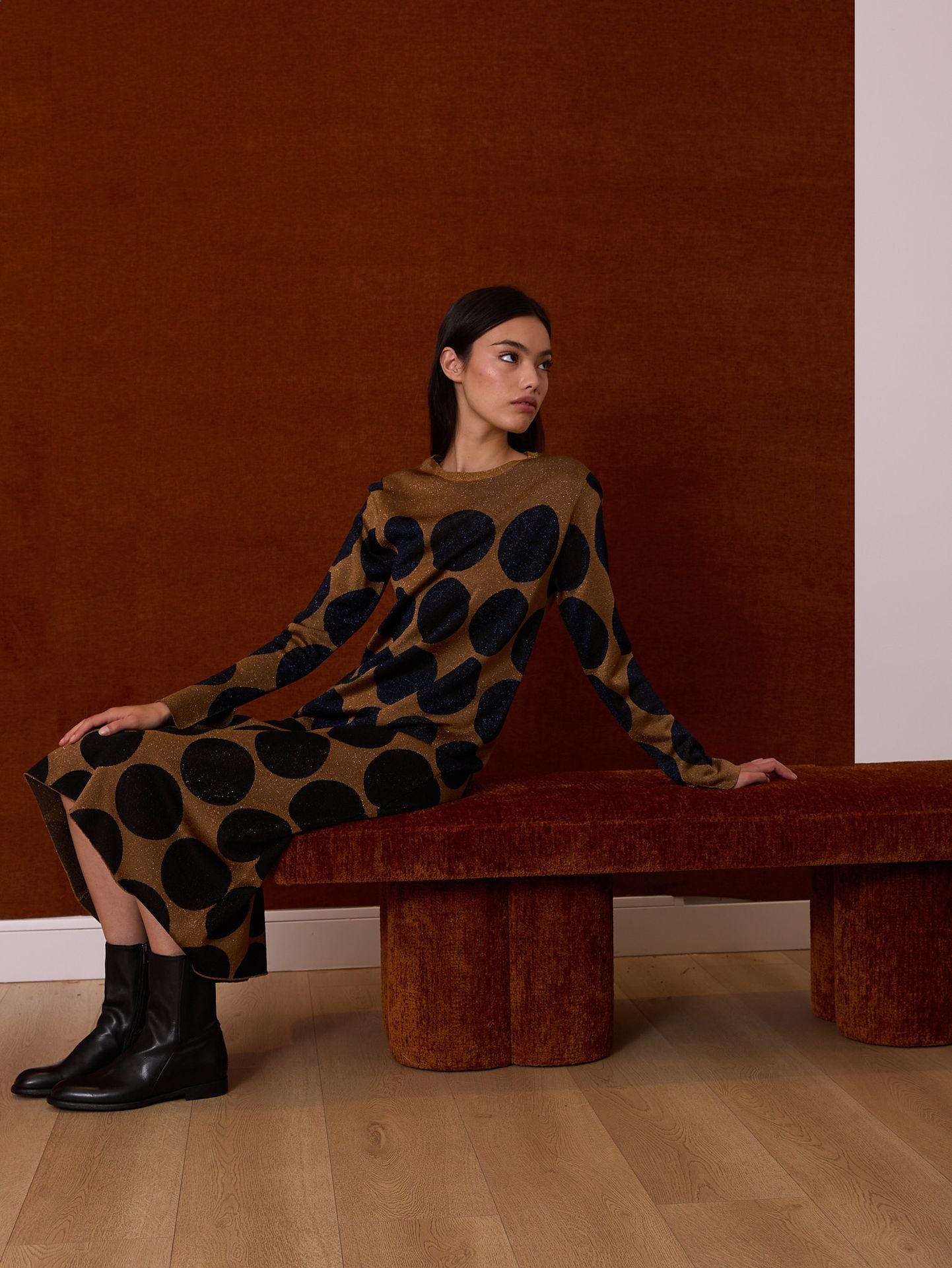 Vestido midi con lunares azul marino y negro