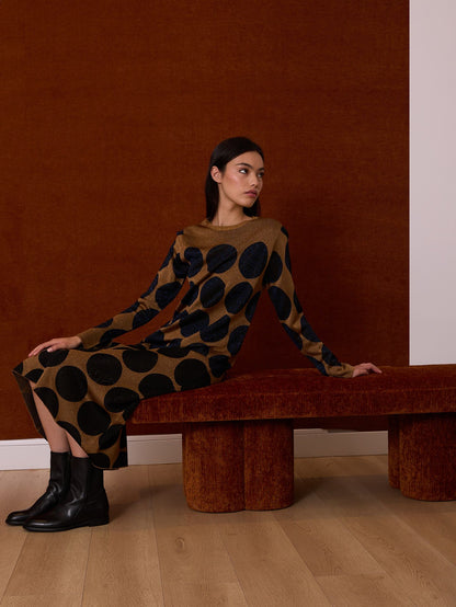 Vestido midi con lunares azul marino y negro