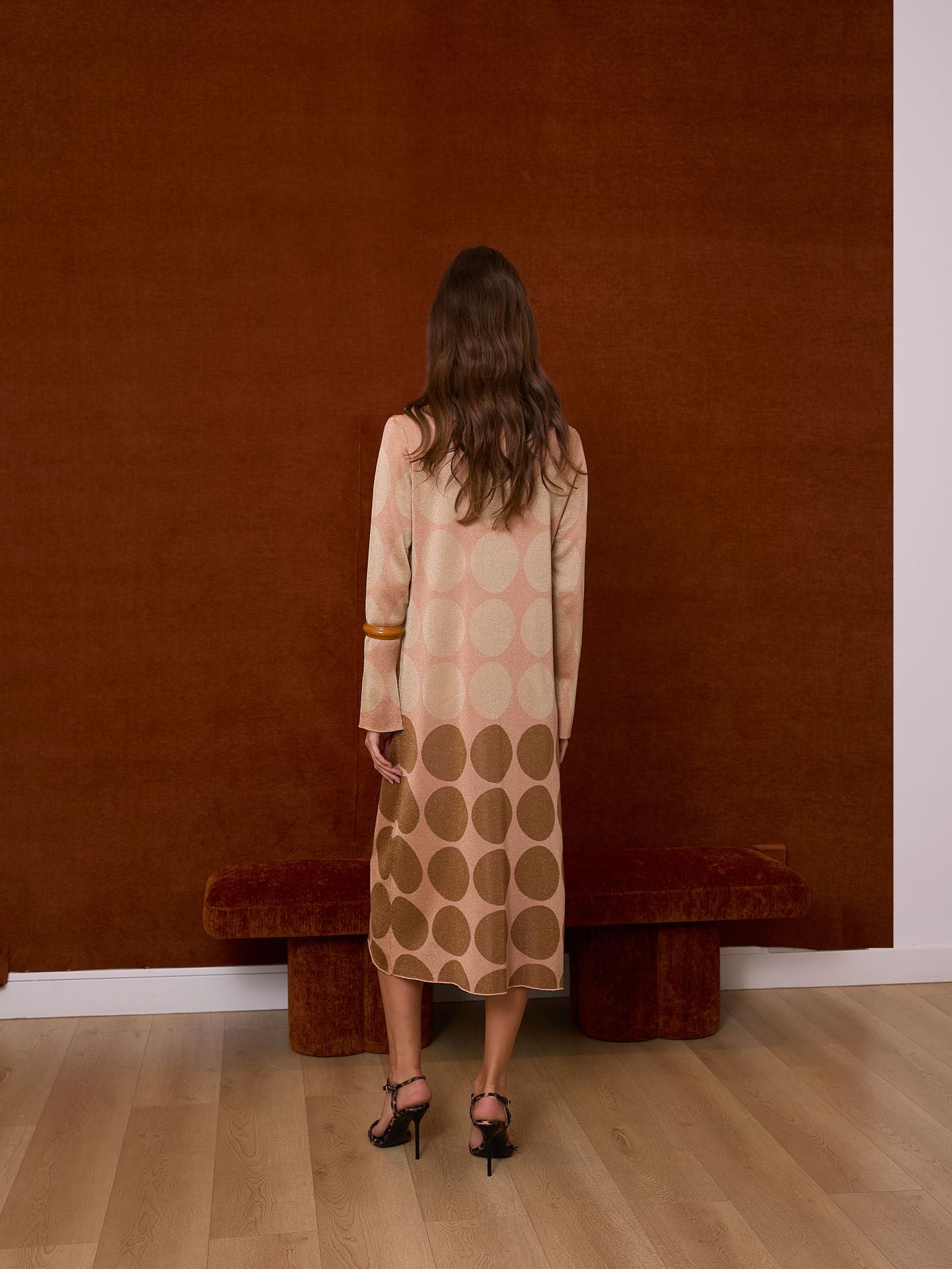 Vestido midi rosa de lurex con lunares