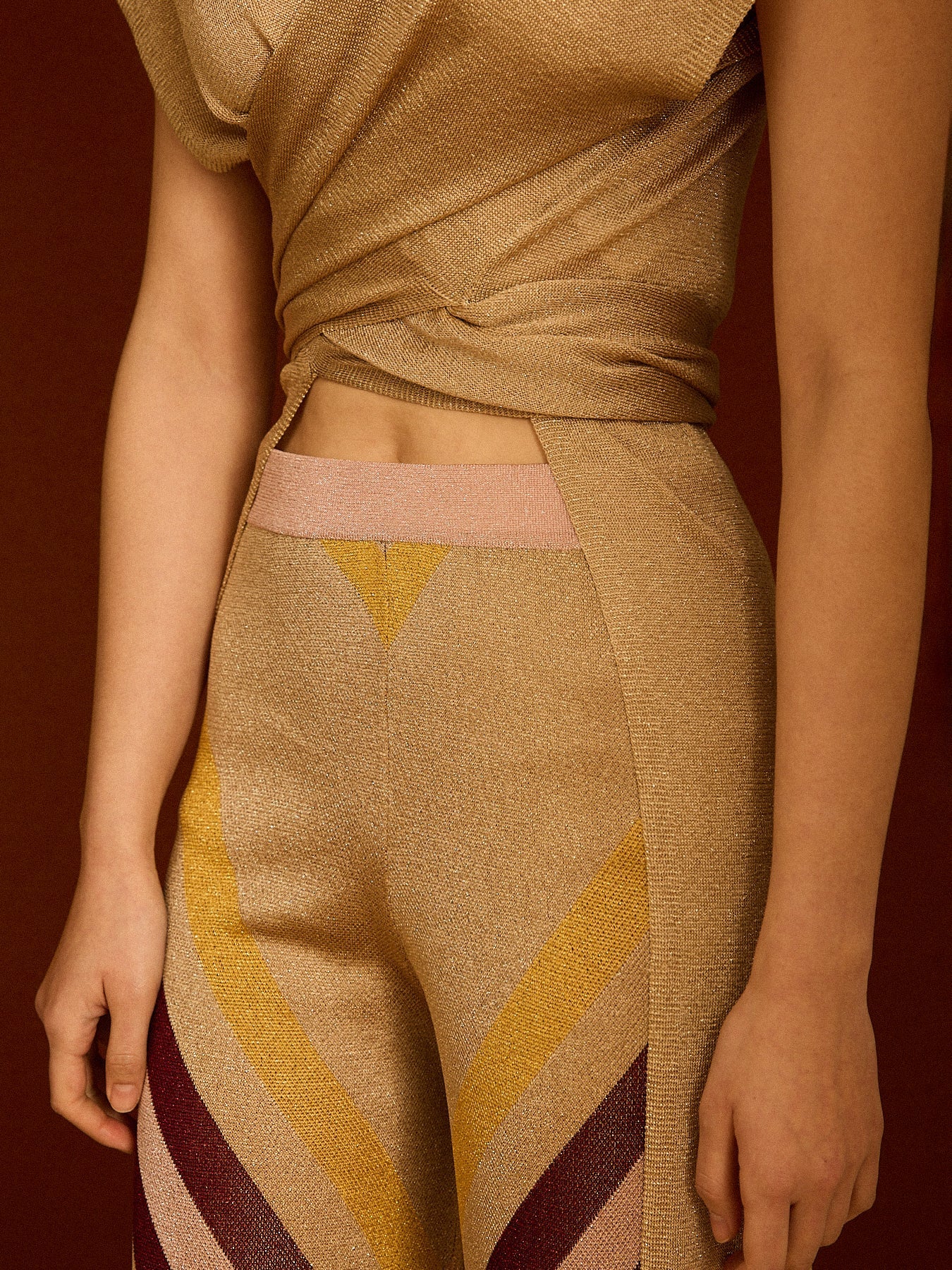 Pantalón de lurex estampado granate